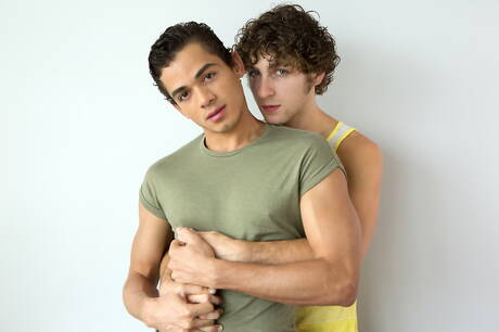 Le costaud portoricain Ashton Summers et le musclé américain Calvin Banks dans une scène homosexuelle torride