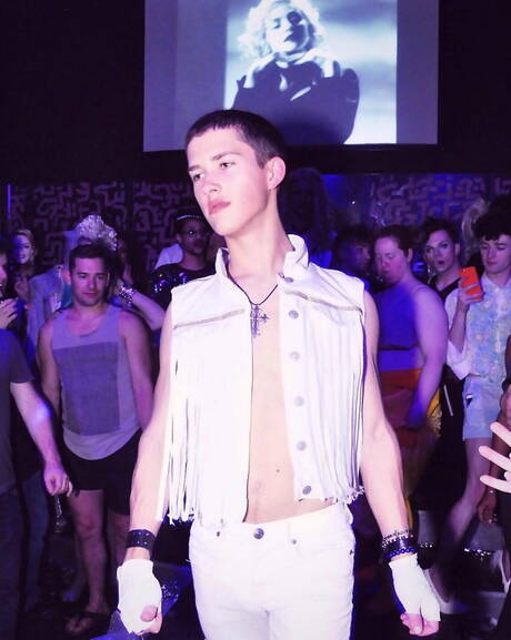 Los jóvenes bisexuales Calvin Banks y Sean Ford se besan y se tocan.