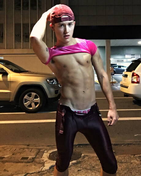 Los jóvenes bisexuales Calvin Banks y Sean Ford se besan y se tocan.