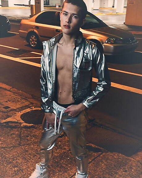 Los jóvenes bisexuales Calvin Banks y Sean Ford se besan y se tocan.