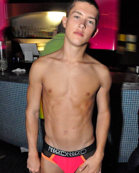 Los jóvenes bisexuales Calvin Banks y Sean Ford se besan y se tocan.