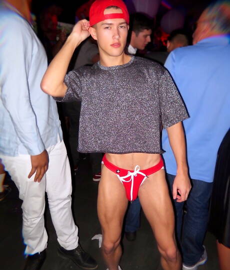 Los jóvenes bisexuales Calvin Banks y Sean Ford se besan y se tocan.