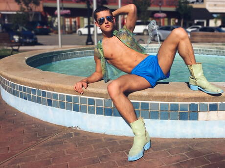 Los jóvenes bisexuales Calvin Banks y Sean Ford se besan y se tocan.