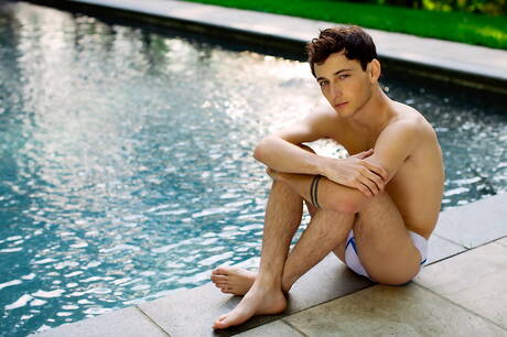 잘생긴 미국 남자 캘빈 뱅크스와 어린 소년 콜 클레어가 수영장에서 자위를 하고 있다