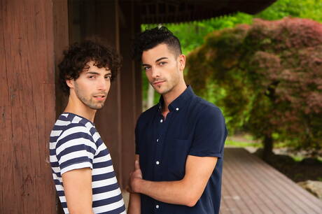 Ogier Anteo Chara i wydra amerykańska Cory Kane mają gorącą scenę na świeżym powietrzu