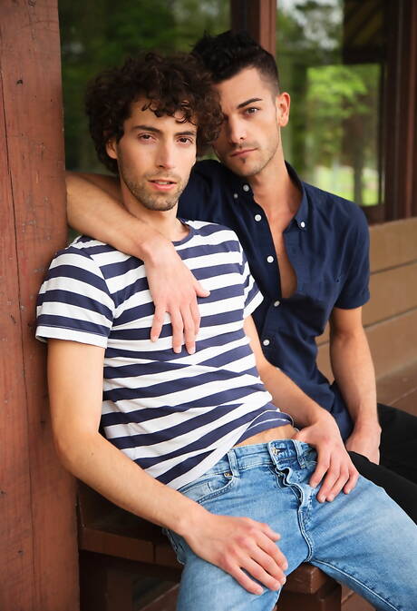 Ogier Anteo Chara i wydra amerykańska Cory Kane mają gorącą scenę na świeżym powietrzu