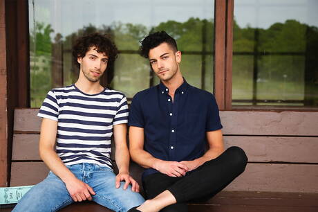 Ogier Anteo Chara i wydra amerykańska Cory Kane mają gorącą scenę na świeżym powietrzu