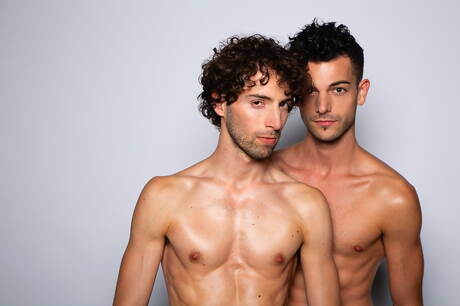 Ogier Anteo Chara i wydra amerykańska Cory Kane mają gorącą scenę na świeżym powietrzu