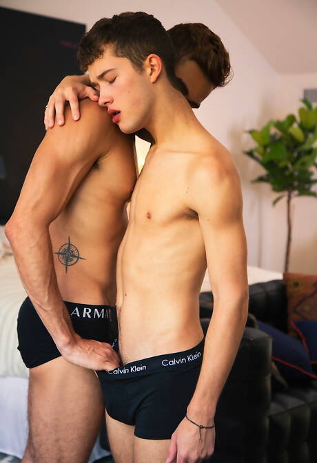 Latijns-Amerikaanse spierbundel Ashton Summers en Amerikaanse jonge Sean Ford in een hete kontneuk