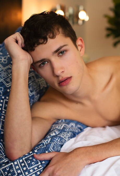 Cocky Boys: Latin beefcake Ashton Summers and american young Sean Ford in hot ass bang