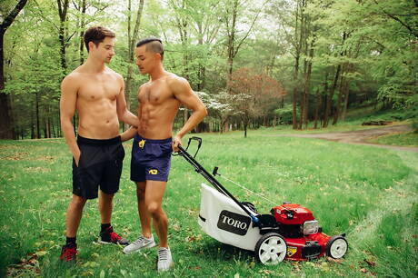 Les stars du porno américaines Ethan Slade et Taylor Reign baisent après une fellation en extérieur