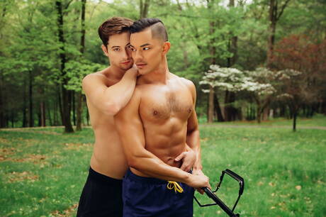 Les stars du porno américaines Ethan Slade et Taylor Reign baisent après une fellation en extérieur