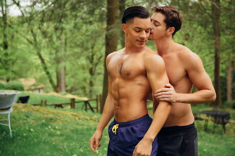 Les stars du porno américaines Ethan Slade et Taylor Reign baisent après une fellation en extérieur