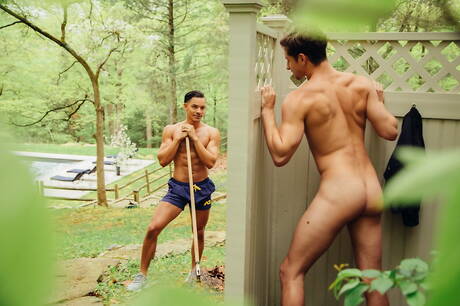 Les stars du porno américaines Ethan Slade et Taylor Reign baisent après une fellation en extérieur