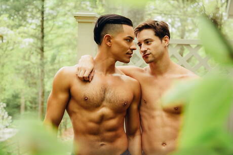 Les stars du porno américaines Ethan Slade et Taylor Reign baisent après une fellation en extérieur