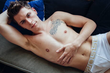 Amerykańskie gwiazdy przystojniak Jacen Zhu i mięsisty Troy Accola ruchają się w dupę po międzyrasowym fellatio