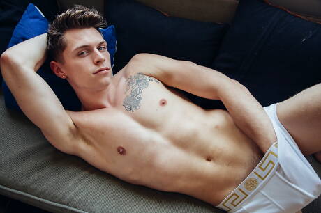 Amerykańskie gwiazdy przystojniak Jacen Zhu i mięsisty Troy Accola ruchają się w dupę po międzyrasowym fellatio