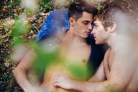 Il forzuto americano Calvin Banks e il giovane Ben Masters in un bollente sesso anale con fisting all