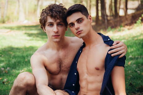 Il forzuto americano Calvin Banks e il giovane Ben Masters in un bollente sesso anale con fisting all