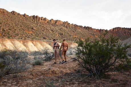 Die berühmten Amerikaner Sean Zevran und Taylor Reign haben eine heiße Pärchenszene im Freien.