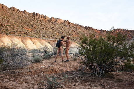 Die berühmten Amerikaner Sean Zevran und Taylor Reign haben eine heiße Pärchenszene im Freien.