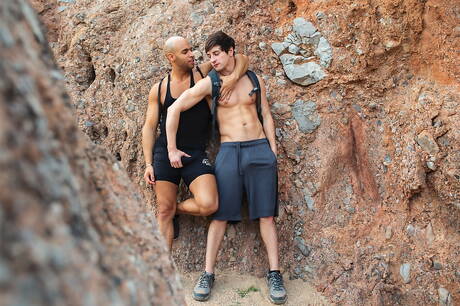 Die berühmten Amerikaner Sean Zevran und Taylor Reign haben eine heiße Pärchenszene im Freien.