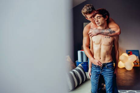 Garotos americanos gostosos, o jovem Grayson Lange e o bonitão JJ Knight transando depois do boquete