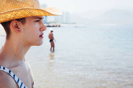 El culturista francés François Sagat y el guapo estadounidense Sean Ford se follan el culo después de una mamada en la playa.