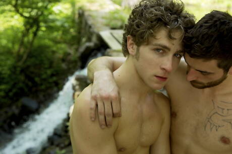 Die heißen Jungs Calvin Banks, Dillon Rossi und Taylor Reign haben draußen einen guten Dreier-Sex