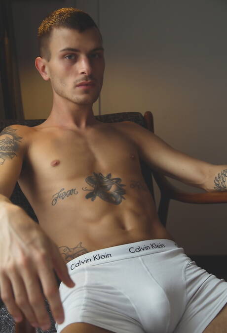 Young dude Frankie Valentine and american hunky guy Justin Brody drilling an ass