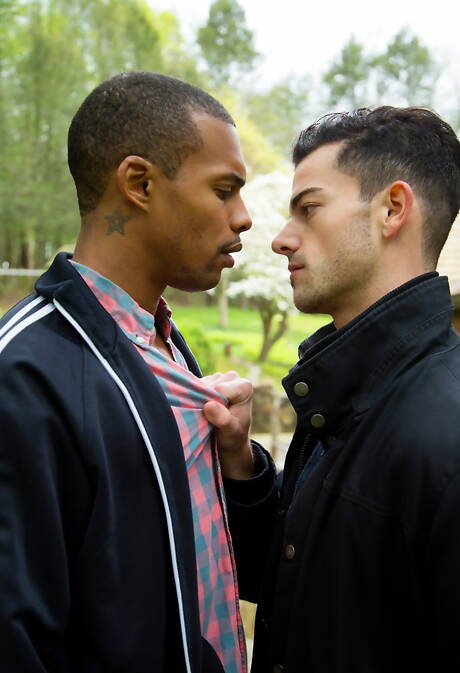 Dwóch amerykańskich facetów, Cory Kane i twardziel Jacen Zhu uprawiają dobry międzyrasowy seks analny na świeżym powietrzu