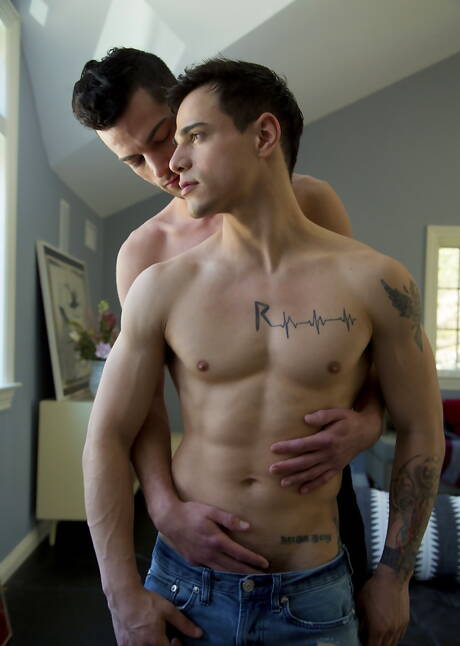 Hübsche amerikanische Jungs, der haarige Hengst Cory Kane und der kräftige Typ Levi Karter in heißer homosexueller Action