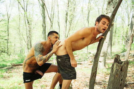 性感的美國帥哥Boomer Banks和毛茸茸的帥哥Max Adonis在戶外吸吮雞巴和拳交後做愛