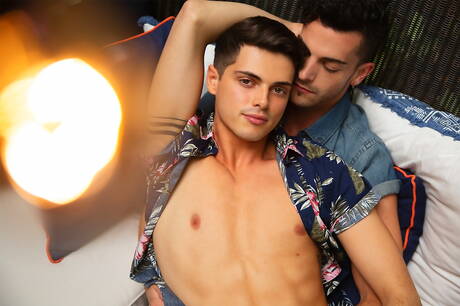 Les garçons américains chauds Cory Kane et le beau garçon Ben Masters se sucent et se baisent à la piscine