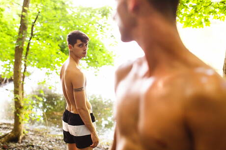 Der heiße amerikanische Otter Cory Kane und der schöne Ben Masters lutschen und ficken sich gegenseitig am Pool