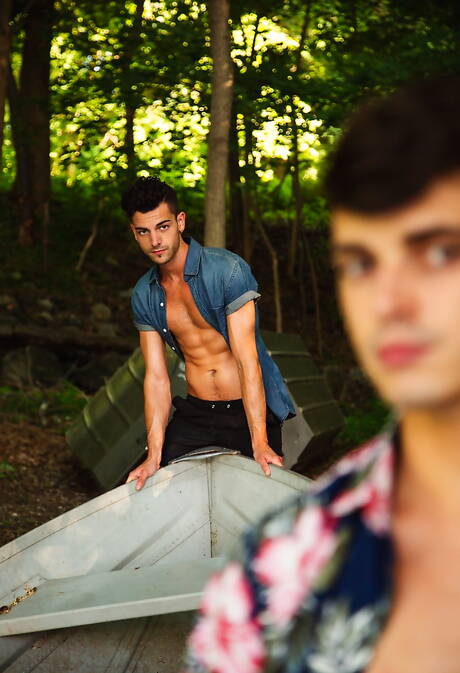 Les garçons américains chauds Cory Kane et le beau garçon Ben Masters se sucent et se baisent à la piscine