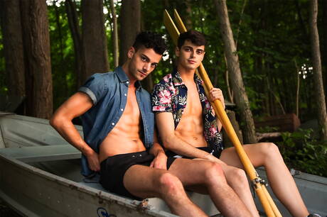 Les garçons américains chauds Cory Kane et le beau garçon Ben Masters se sucent et se baisent à la piscine