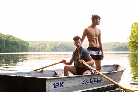 Les garçons américains chauds Cory Kane et le beau garçon Ben Masters se sucent et se baisent à la piscine