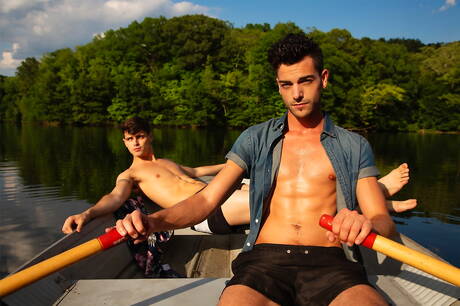 Les garçons américains chauds Cory Kane et le beau garçon Ben Masters se sucent et se baisent à la piscine