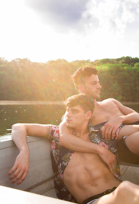 Les garçons américains chauds Cory Kane et le beau garçon Ben Masters se sucent et se baisent à la piscine