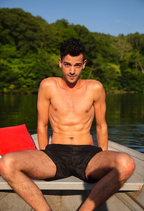 Les garçons américains chauds Cory Kane et le beau garçon Ben Masters se sucent et se baisent à la piscine