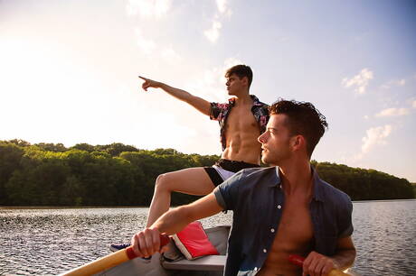 Les garçons américains chauds Cory Kane et le beau garçon Ben Masters se sucent et se baisent à la piscine