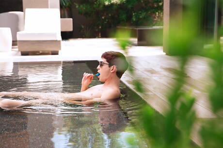 漂亮的美國硬漢 Cade Maddox 和年輕男孩 Grayson Lange 在泳池裡熱辣的屁股性交