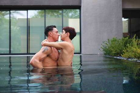 漂亮的美國硬漢 Cade Maddox 和年輕男孩 Grayson Lange 在泳池裡熱辣的屁股性交