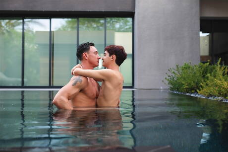 漂亮的美國硬漢 Cade Maddox 和年輕男孩 Grayson Lange 在泳池裡熱辣的屁股性交