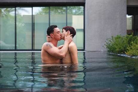 漂亮的美國硬漢 Cade Maddox 和年輕男孩 Grayson Lange 在泳池裡熱辣的屁股性交