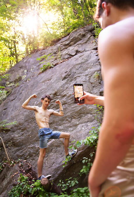 I bravi ragazzi americani, il bel ragazzo Cole Claire e il duro Taylor Reign, si succhiano e si scopano a vicenda in piscina
