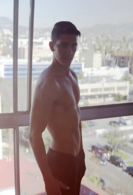 Der amerikanische Superhengst Arad Winwin und der mexikanische Muskelprotz Danny Montero ficken nach dem Saugen in den Arsch