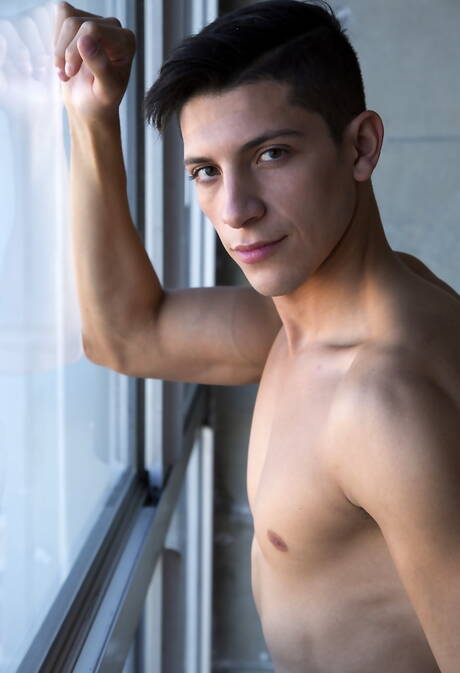 Der amerikanische Superhengst Arad Winwin und der mexikanische Muskelprotz Danny Montero ficken nach dem Saugen in den Arsch