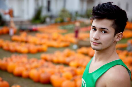 Levi, Liam, Michael Milano, Ricky y Tayte Hanson en una orgía masculina al aire libre